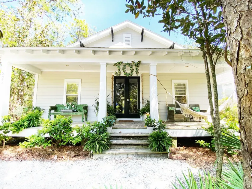 Magnolia Cottage Couples Retreat-Sleeps 4-Pets - Image 1