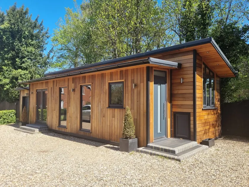 Modern 1 bedroom guest house with off road parking - Image 1