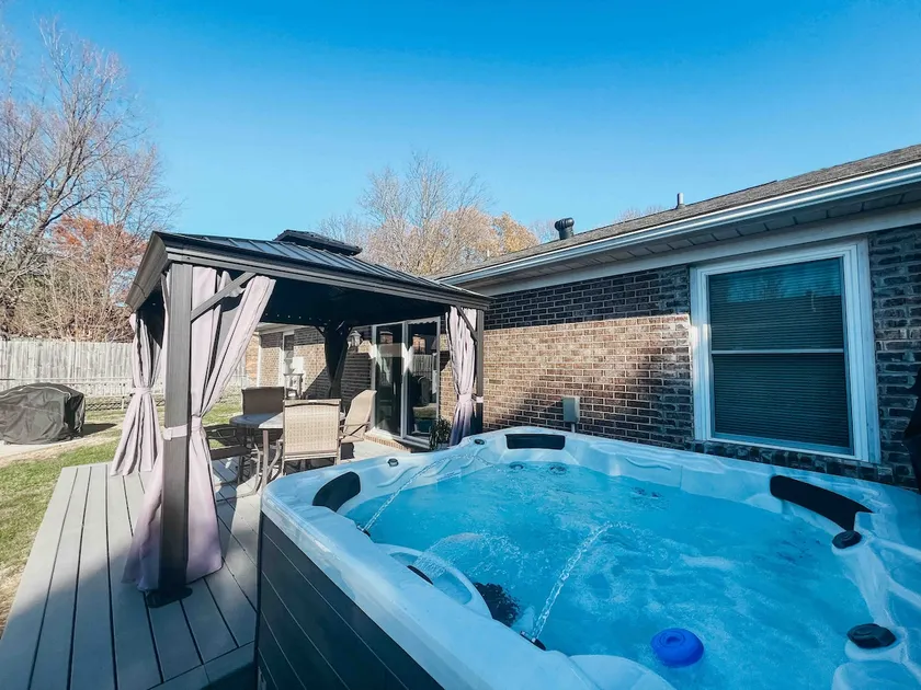 Modern Ranch 3 BDRM, sleeps 6 + HOT TUB - Image 1