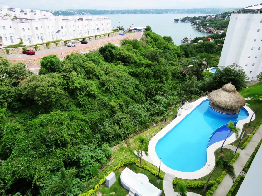 Exclusive apartment with a view and access to the lake - Image 1