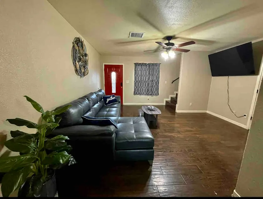 Gorgeous Spacious Condo with Free Parking Space - Image 1