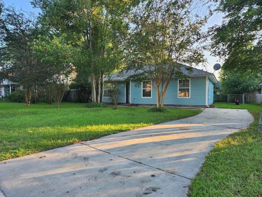 Pet-Friendly • Fenced Blue House • 3 Mins to I-95 - Image 1