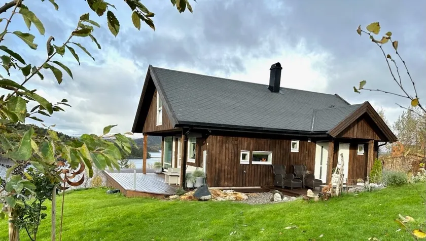 Cottage by the sea with nice hiking areas - Image 1