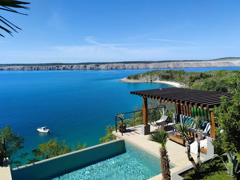 House above the beach with a pool - Image 1