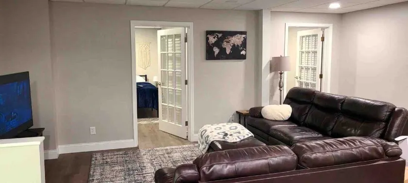 Franklin St Suite - Image 1