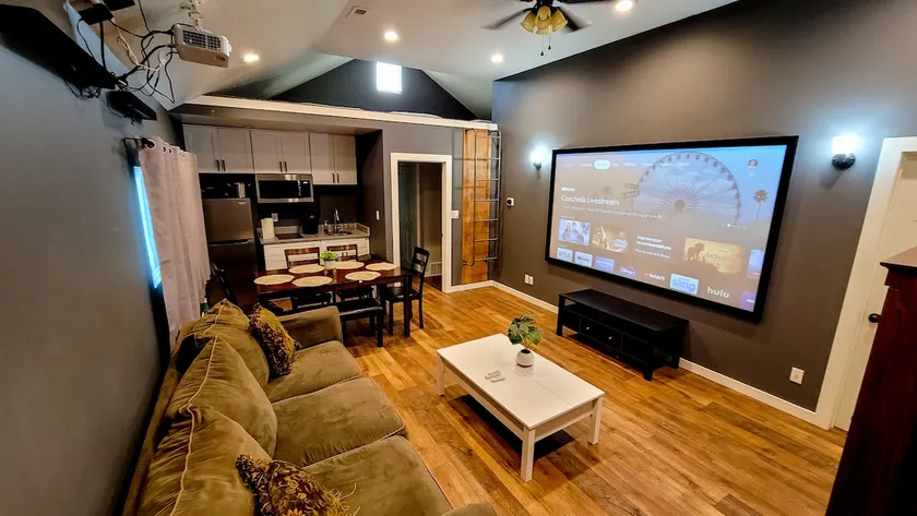 Adorable 2-bedroom guesthouse + loft w/ parking - Image 1
