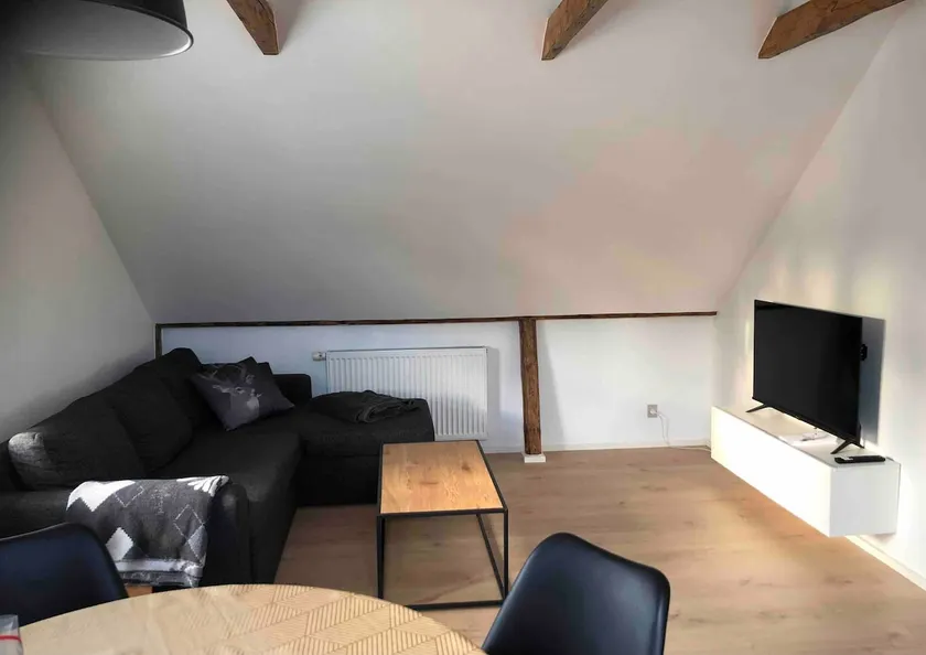 Beautiful bright apartment with private entrance/free parking. - Image 1
