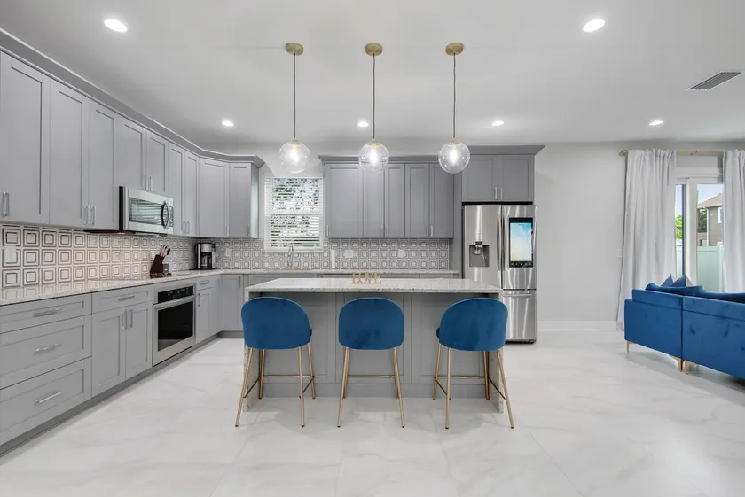 *Your Large 2nd Home in Tampa Bay* **Thoroughly Sanitized** - Image 1