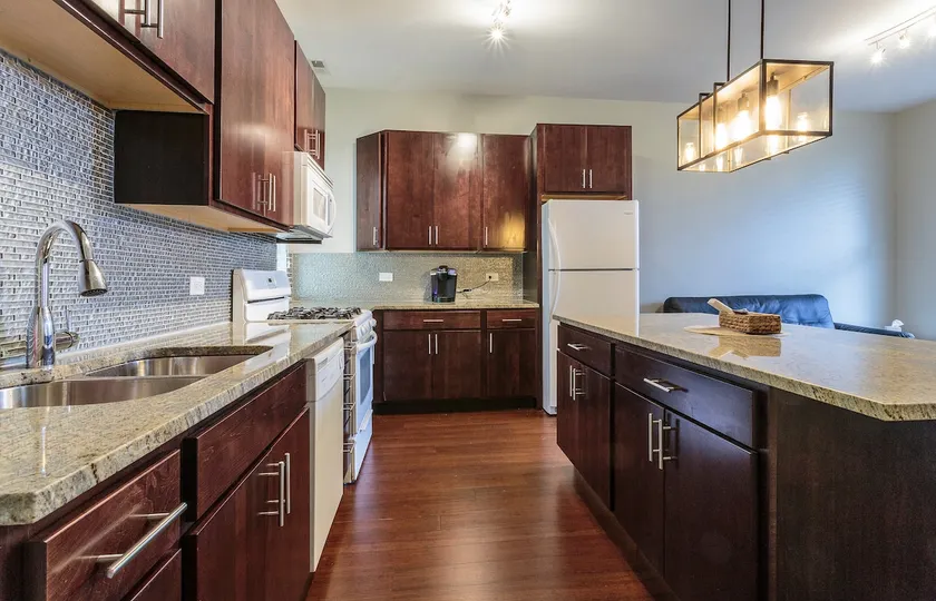 3BR/1.5BA Between Downtown and U. of Chicago - Image 1