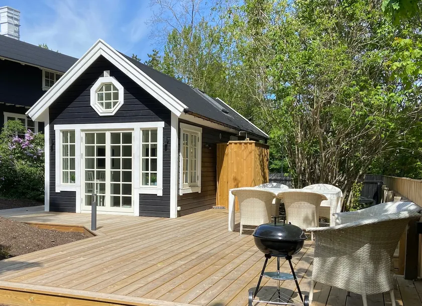 Beautiful guest house with private patio - Image 1
