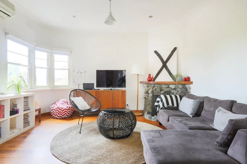 Art Deco Gem Entire 2BR Quiet⭐Wifi⭐Netflix⭐Parking - Image 1