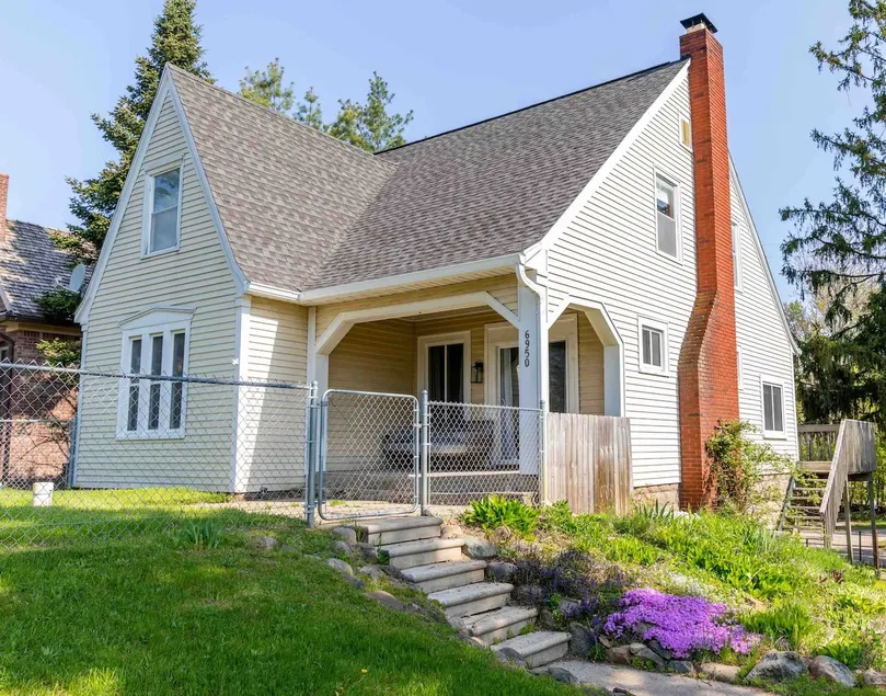 Historic 4-bedroom cottage with modern updates. - Image 1