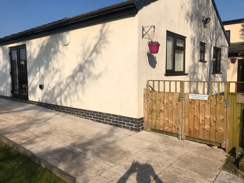 2 bedroom bungalow, 15 minutes to Alton Towers, dog friendly - Image 1