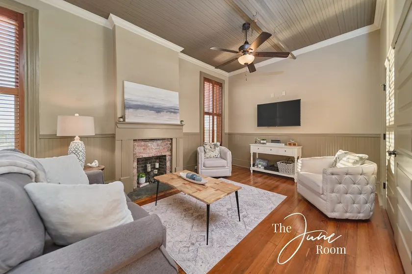 The ”June Room” Restored Historic Downtown Apt - Image 1