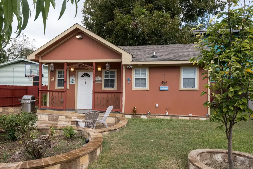 LA VILLA Central Austin - Image 1