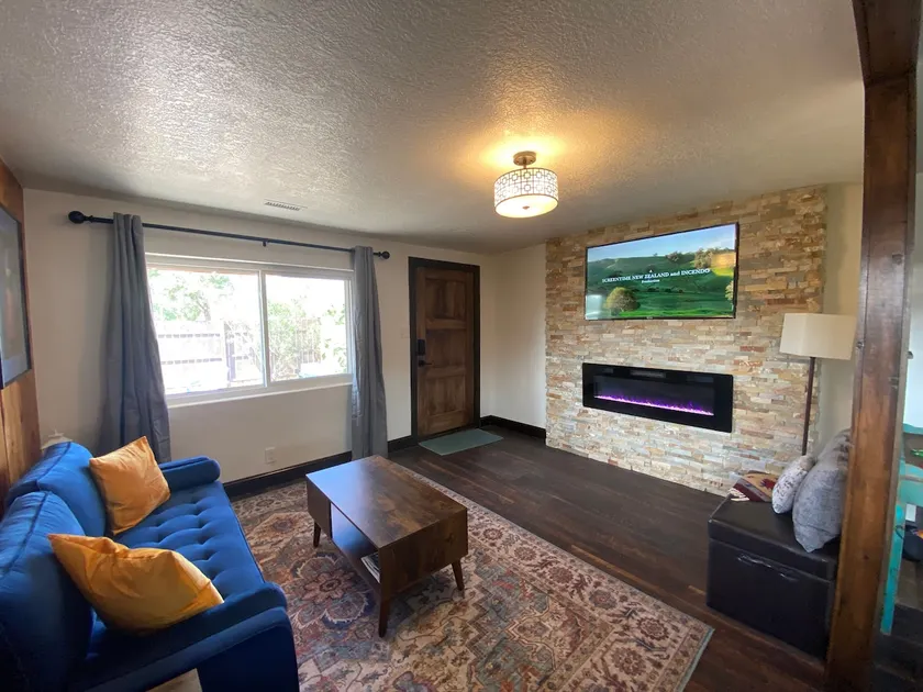 Casa de Flores • Hot Tub • Fire Pit • North Valley - Image 1