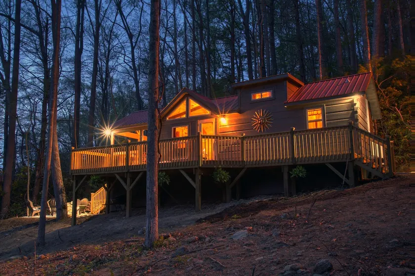 Remote mountain cabin near Elk River Falls - Image 1