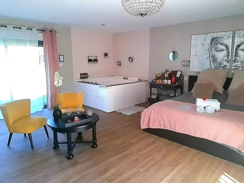 Romantic air-conditioned suite facing the horses - Image 1
