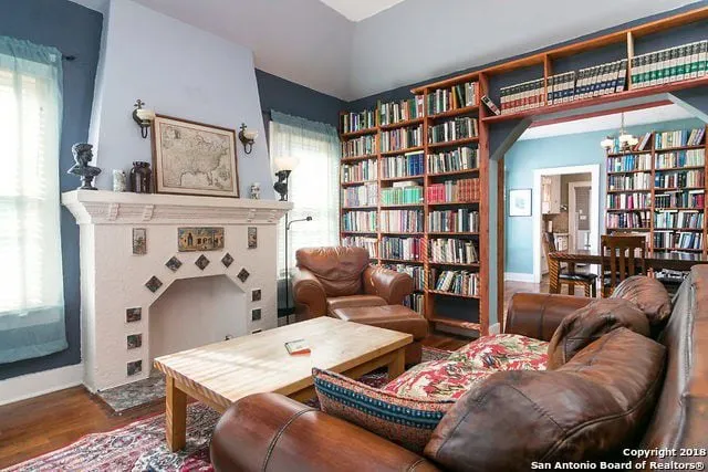 The Book Nook--Near the River. - Image 1
