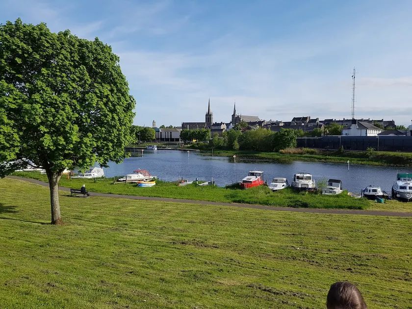 Riverside setting 5 mins. walk to our island town - Image 1