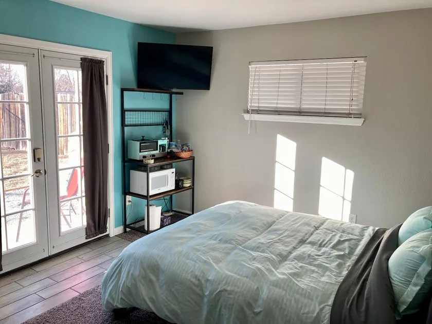 Guest Suite: private entrance, patio, fire pit - Image 1