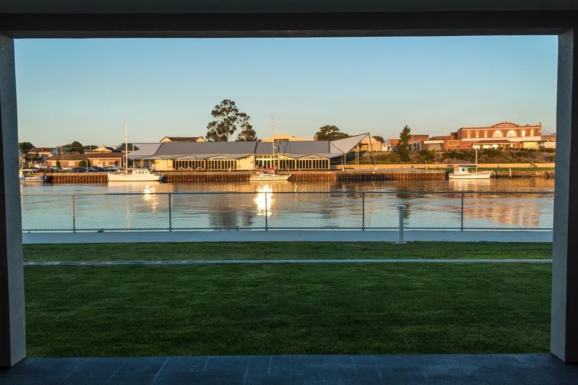 Ulverstone Waterfront Apartments - Image 1