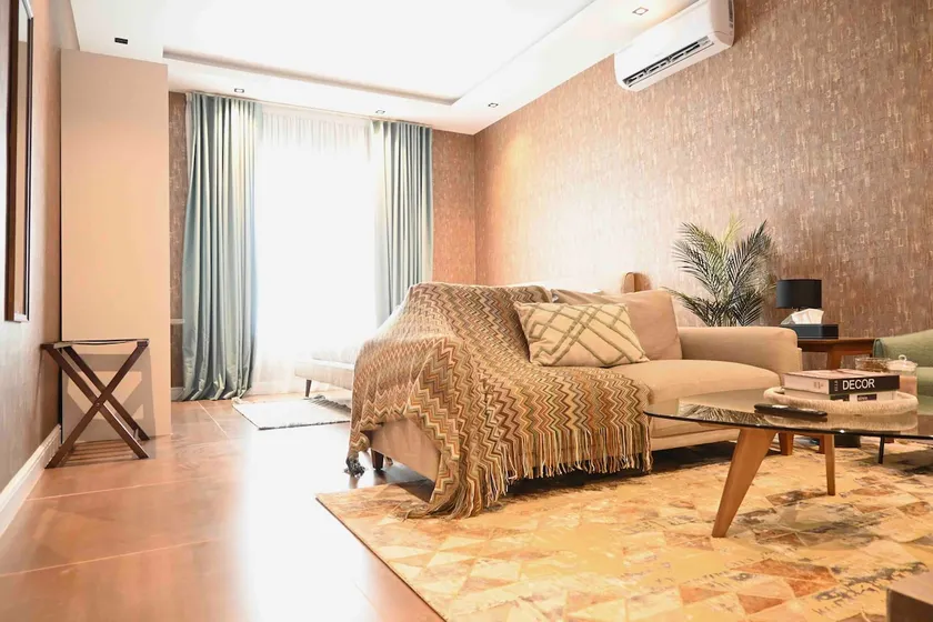 KING BED: luxe living 50sqm studio, chic design - Image 1