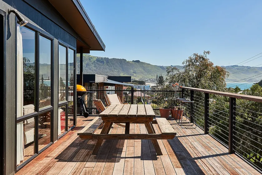 THE LOBSTERPOT BEACH HOUSE - views and walking distance to shops - Image 1