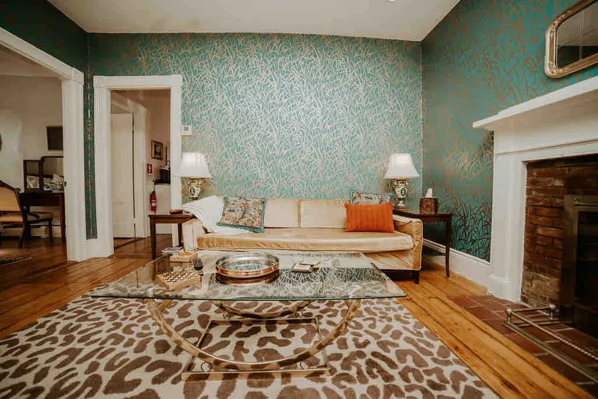 Mid-Century Glam - East Side clean + free parking - Image 1