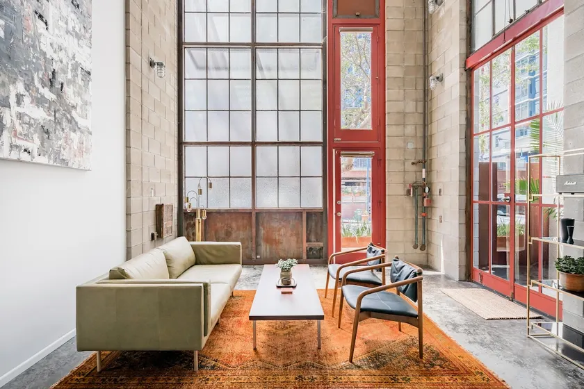 Loft Industrial Cheio de Luz em Little Italy - Image 1