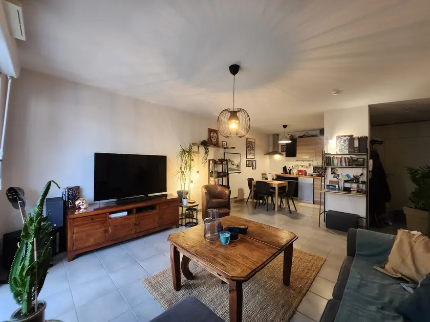 LARGE RECENT 2 ROOM, QUIET TERRACE NEAR EVERYTHING - Image 1