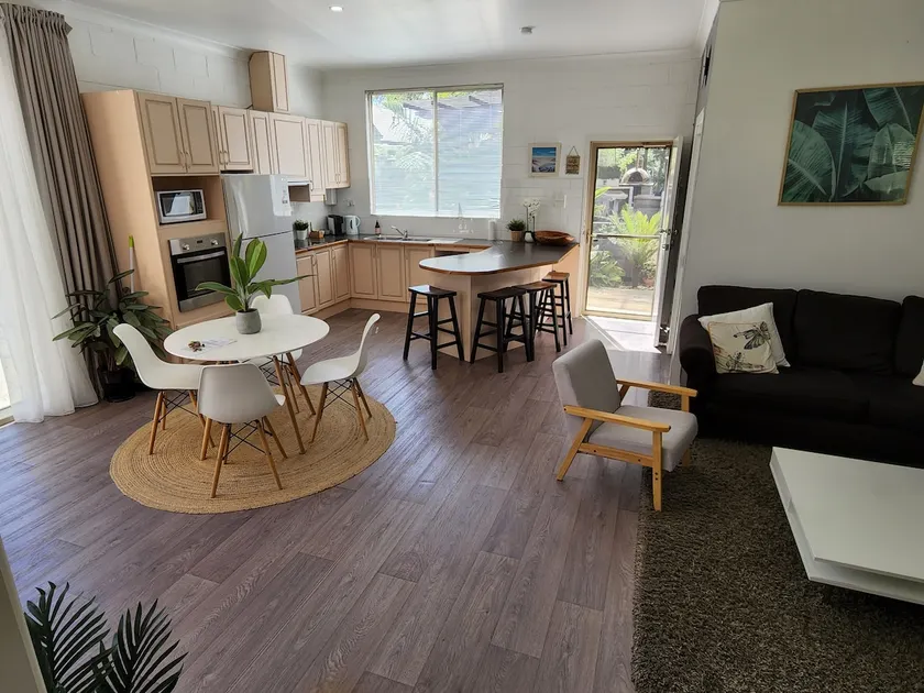 Long Beach Guesthouse - Image 1