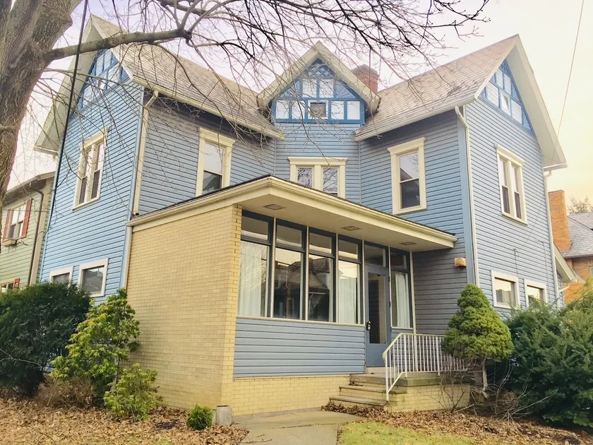 Urban Nest. Luxe Loft Downtown Butler. Walk to dining and Shopping. - Image 1