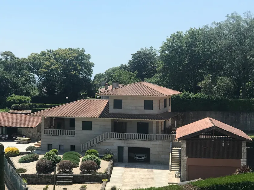 Spacious villa with a pool and barbecue - Image 1