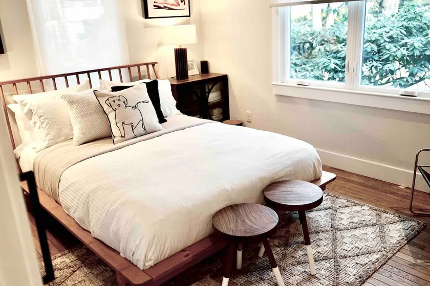 Stylish 3 Bedroom Cottage located in a Picturesque Lake community - Image 1
