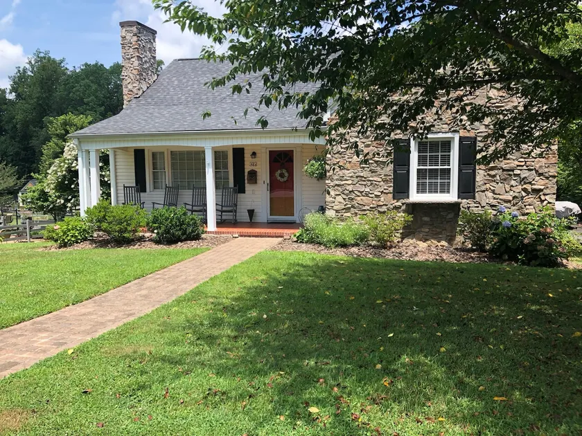 Mayberry Apartment, just minutes from downtown! - Image 1
