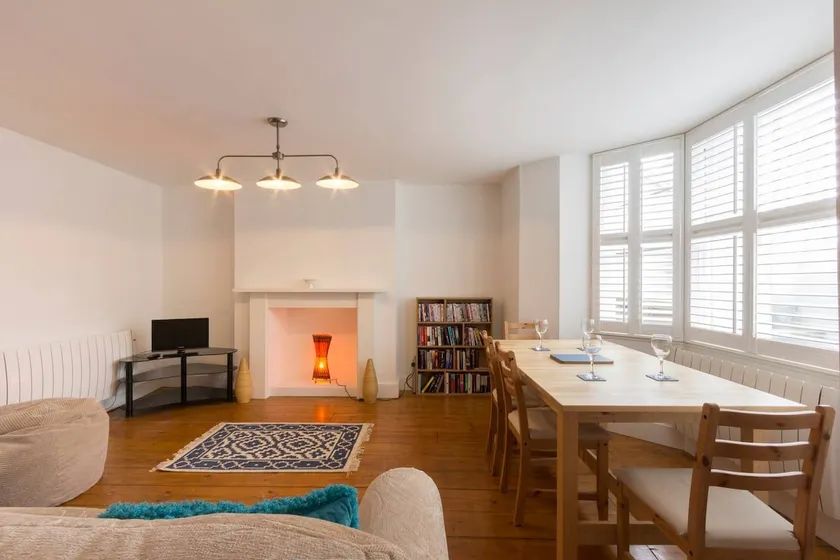 Host & Stay - Victoria Gardens - Image 1