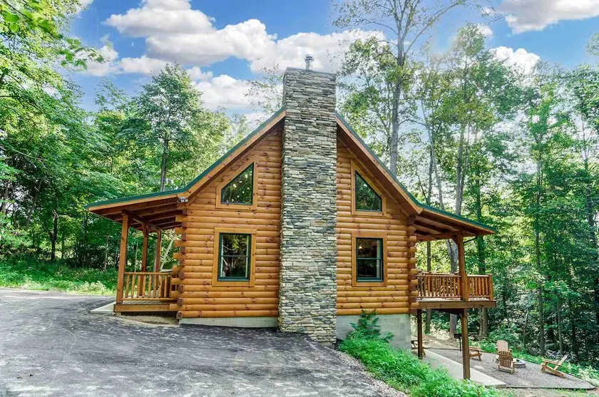Log Hollow: Spacious & Secluded Luxe Log Cabin - Image 1