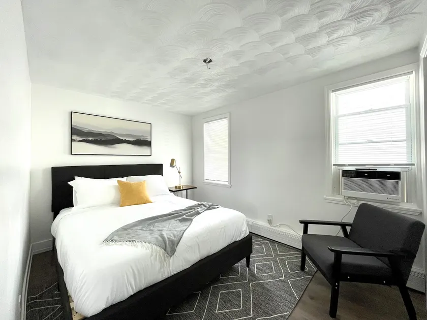 RENOVATED APARTMENT: three bedrooms w/ queen beds - Image 1
