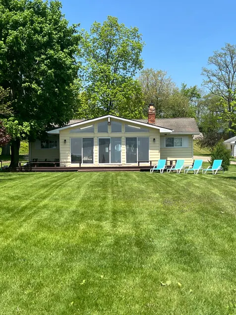 Vineyard Lake Waterfront Lakehouse - Boat for Rent - Image 1