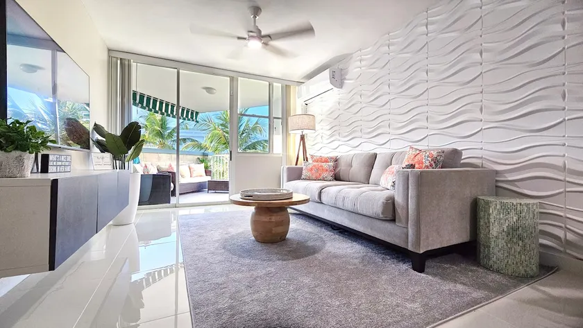 Newly Renovated Luxurious Beachfront Condo - Image 1