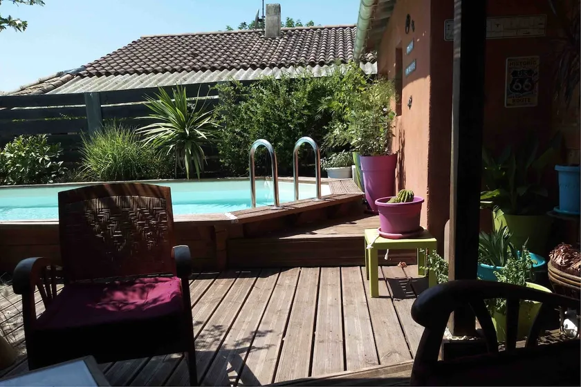 Jacuzzi studio, swimming pool in a green setting. - Image 1