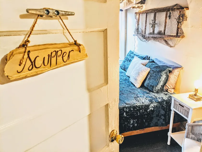 A Skipper's Historic HULLY~King Bed~ Private Apt - Image 1