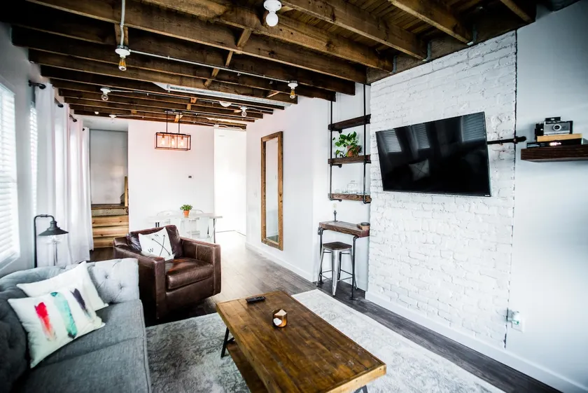 Weinland/Short North Modern & Rustic Townhome - Image 1