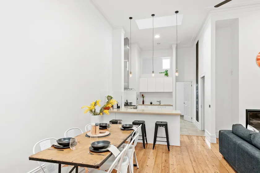 Stylish 3 Bedroom Overlooking CBD King Bed - Image 1