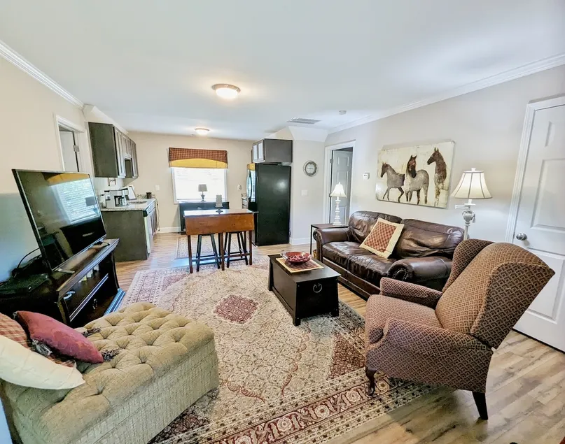 Downtown Senoia Lovely 2 Bdroom Carriage House Apt - Image 1