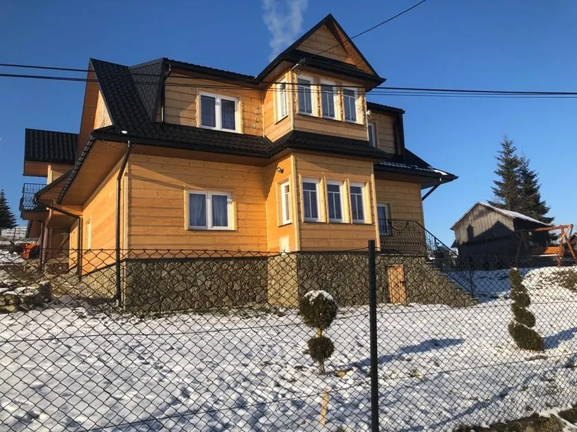 Hissing House in Bukovina - Image 1