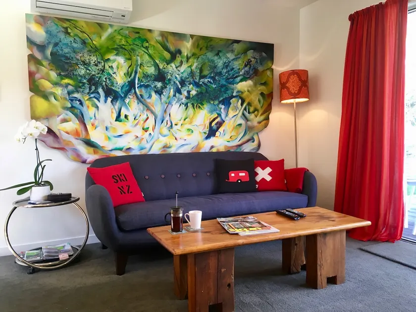 Retro styled apartment in sunny Wanaka - Image 1