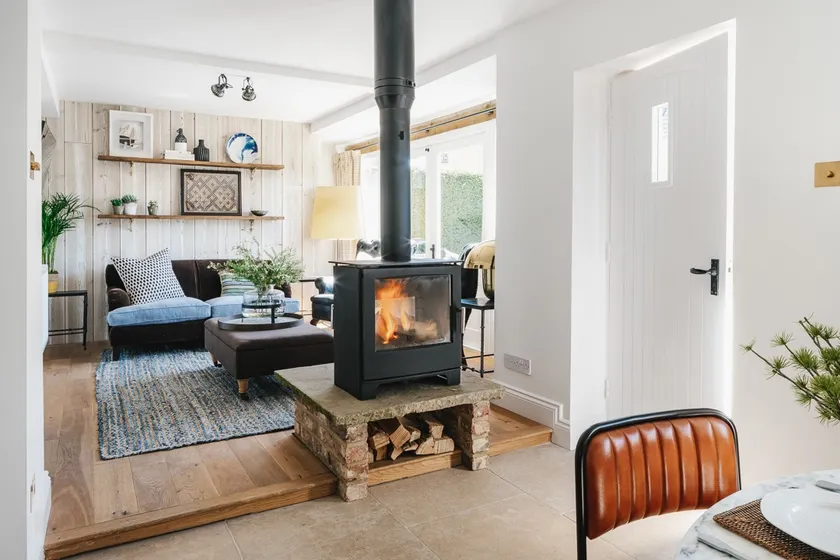 Cotswold Stone Cottage avec un intérieur élégant, des canapés et des lits confortables et un patio ensoleillé - Image 1