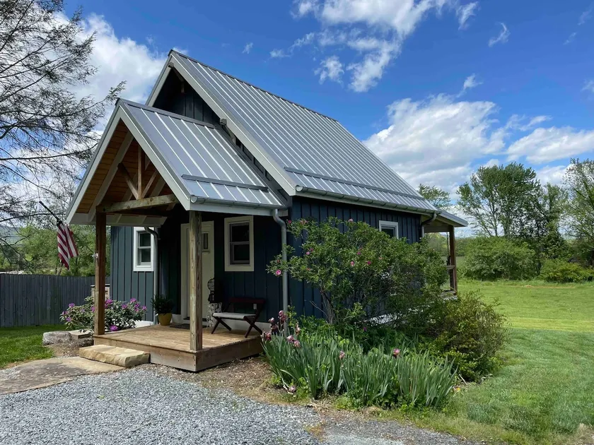 Farm cabin close to downtown - Image 1
